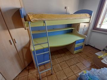 Letto a soppalco con scrivania
