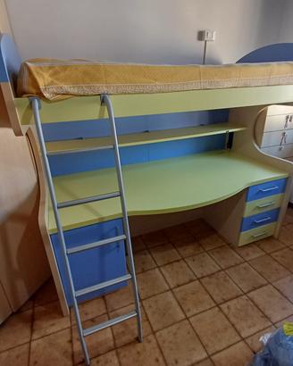 Letto a soppalco con scrivania