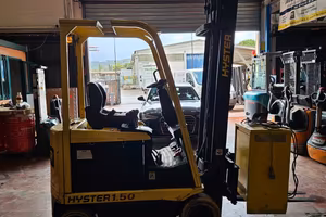 Carrello elevatore elettrico marca Hyster portata 
