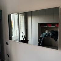 Televisione a specchio a muro