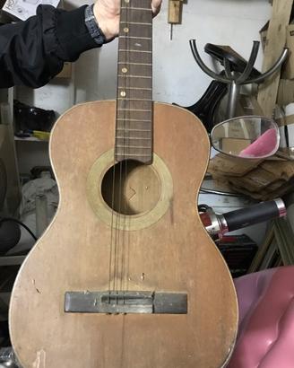 Chitarra vintage da restaurare