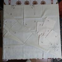 Tovaglia in lino + tovaglioli. 