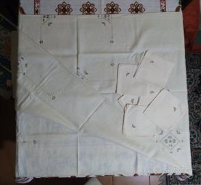Tovaglia in lino + tovaglioli. 