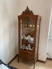 MOBILI VINTAGE: CRISTALLIERA, CARRELLO, SALOTTINO.