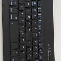 Piccola tastiera bluetooth ricaricabile.