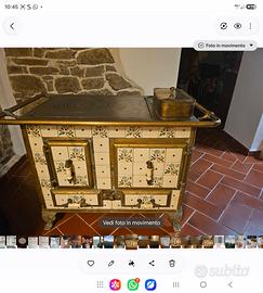 stufa a legno in maiolica decorata 