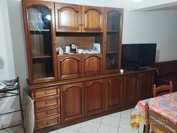 Mobile con ante in legno massello