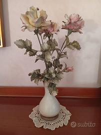 Vaso con fiori in porcellana Capodimonte