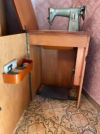 Macchina da Cucire Vintage SINGER con Mobiletto