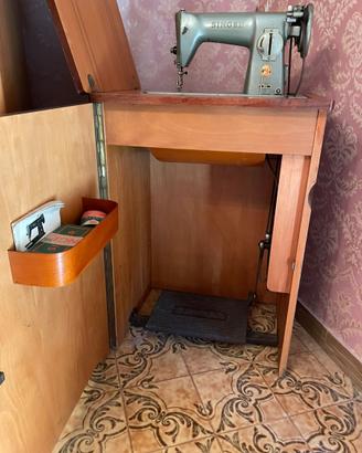 Macchina da Cucire Vintage SINGER con Mobiletto