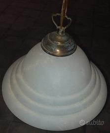 Lampadario antico in vetro bianco e rame 