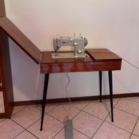 Macchina da cucire con mobile