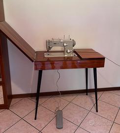 Macchina da cucire con mobile
