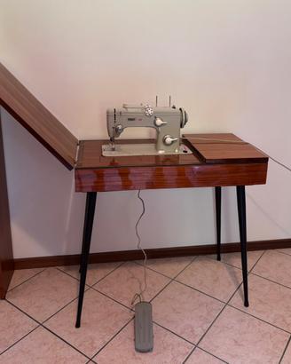 Macchina da cucire con mobile