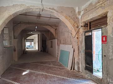 Immobile centrale ampio volte alte archi  cortile