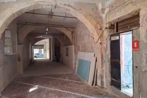 Immobile centrale ampio volte alte archi  cortile