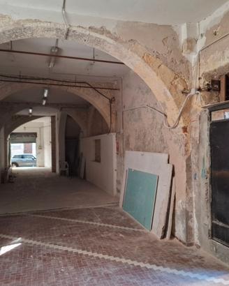 Immobile centrale ampio volte alte archi  cortile