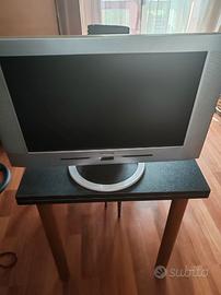Tv 28 pollici con decoder più telecomandi 
