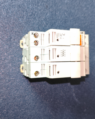 Porta fusibili trifase più neutro da quadro attacc