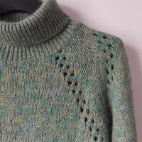 Maglione verde a collo alto lavorato a maglia