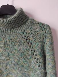 Maglione verde a collo alto lavorato a maglia