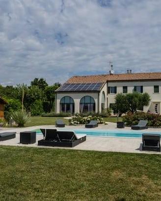 Rustico / Casale di 500 m² con più di 5 locali a J