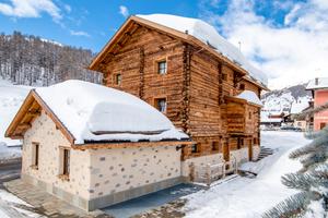 Livigno Baita Tipica immersa nel bianco
