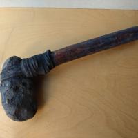 Ascia uomo primitivo in legno e pietra riproduzion