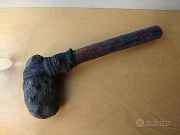 Ascia uomo primitivo in legno e pietra riproduzion