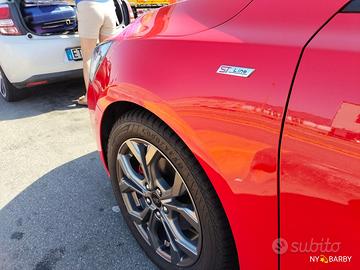 "Ford Focus ST Line X" ibrida e super accessoriata