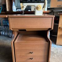 Macchina da cucire con mobiletto