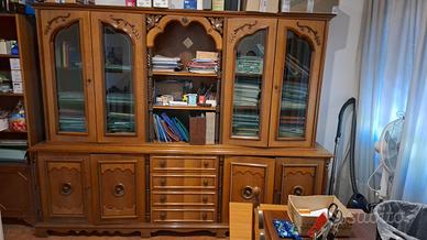 credenza con vetrate in legno massello