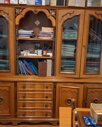 credenza con vetrate in legno massello