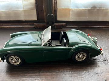 Modellino auto d’epoca MGA 1:16