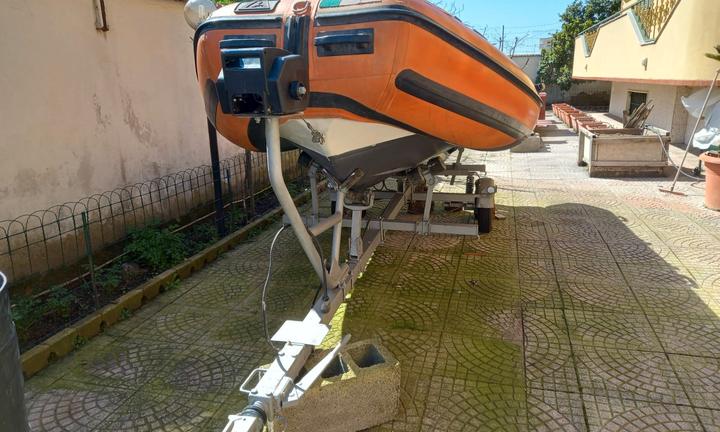 Gommone con carrello