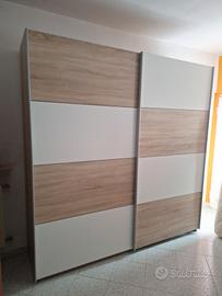armadio  ad ante scorrevoli .