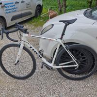 bici  trek emonda con ruote in carbonio 