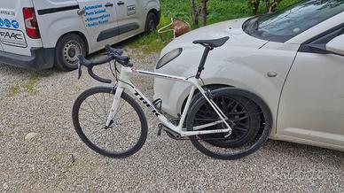 bici  trek emonda con ruote in carbonio 