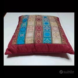 Coppia di cuscini bordeaux e multicolore con stamp