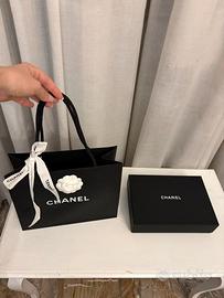 Busta con fiocco e scatola Chanel