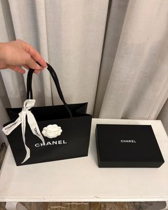 Busta con fiocco e scatola Chanel