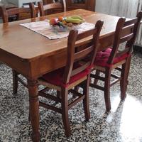 Tavolo in legno con sedie 