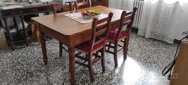 Tavolo in legno con sedie 