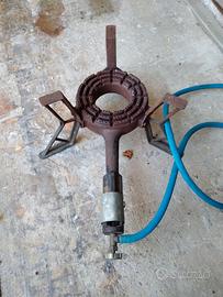 fornellone a gas a treppiede in ghisa