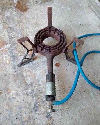 fornellone a gas a treppiede in ghisa