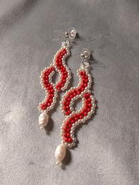 Orecchini rossi pendenti con perle d'acqua dolce