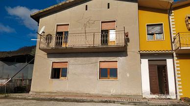 Doppio fabbricato con terreno