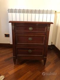 Comodino tre cassetti