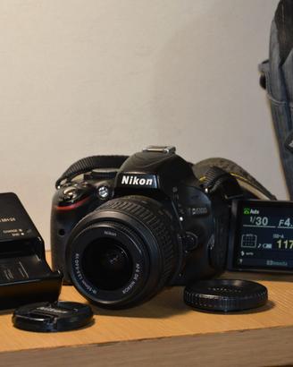 Fotocamera Nikon D5100 con Nikon 18-55 VR