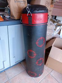 sacco da boxe con guantoni